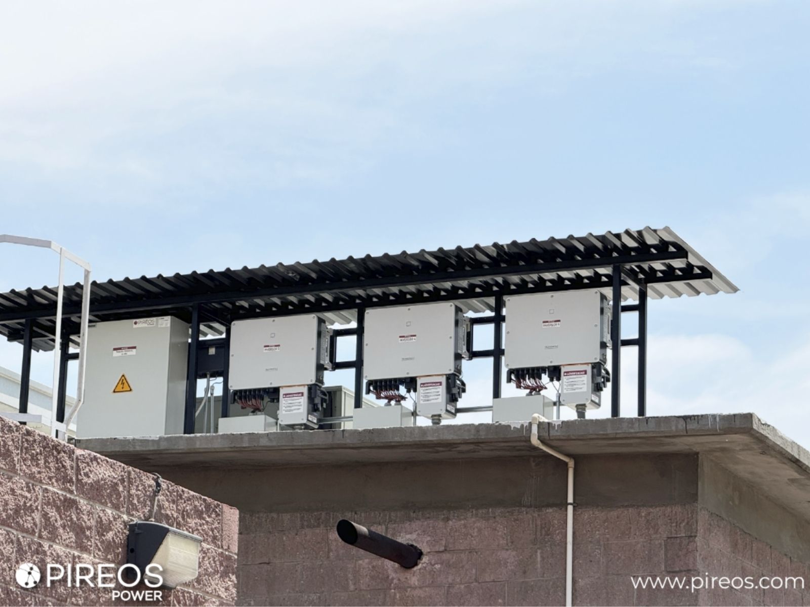 Con el sistema de Pireos, instala diferentes marcas en sistemas fotovoltaicos