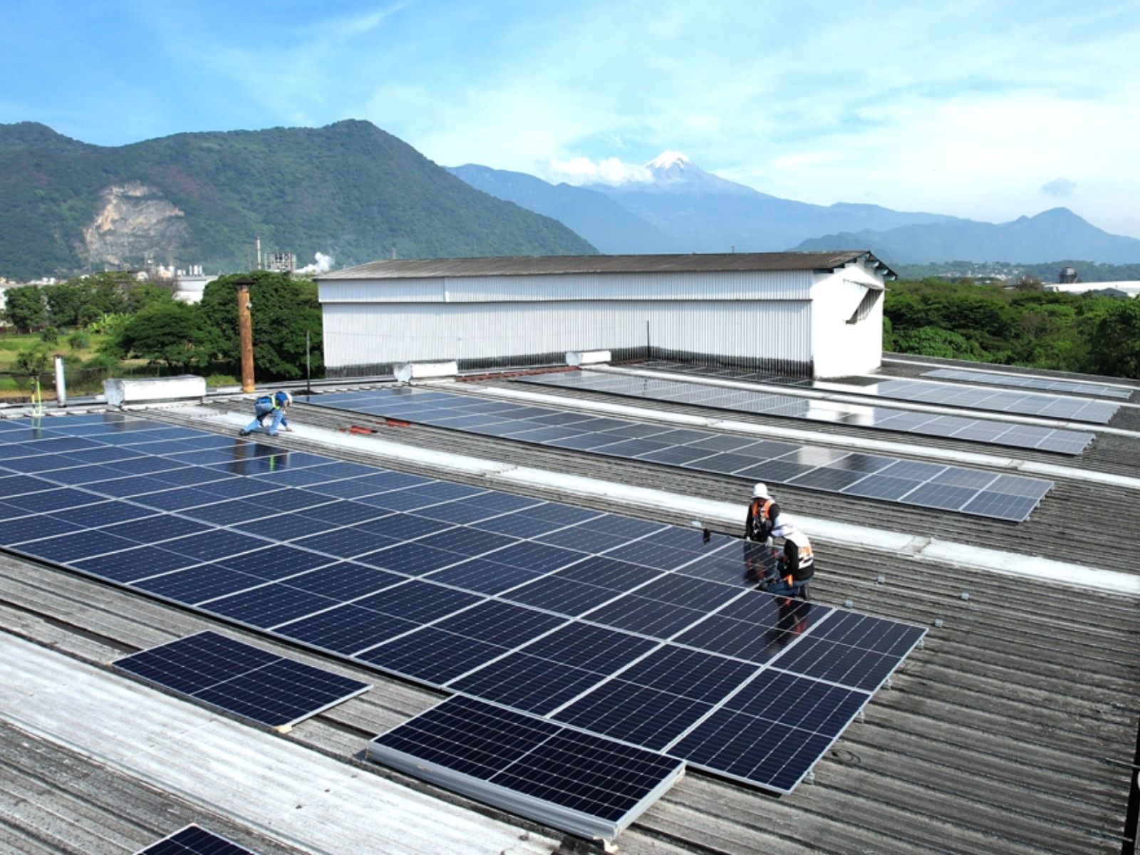 En Pireos manejamos un equipo especializado para la instalación de paneles solares