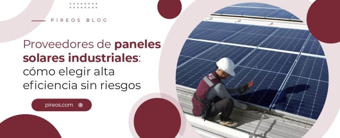 Ingenieros de Pireos Power instalando paneles solares de alta eficiencia en el techo de una planta industrial en Ciudad de México para garantizar resiliencia energética.