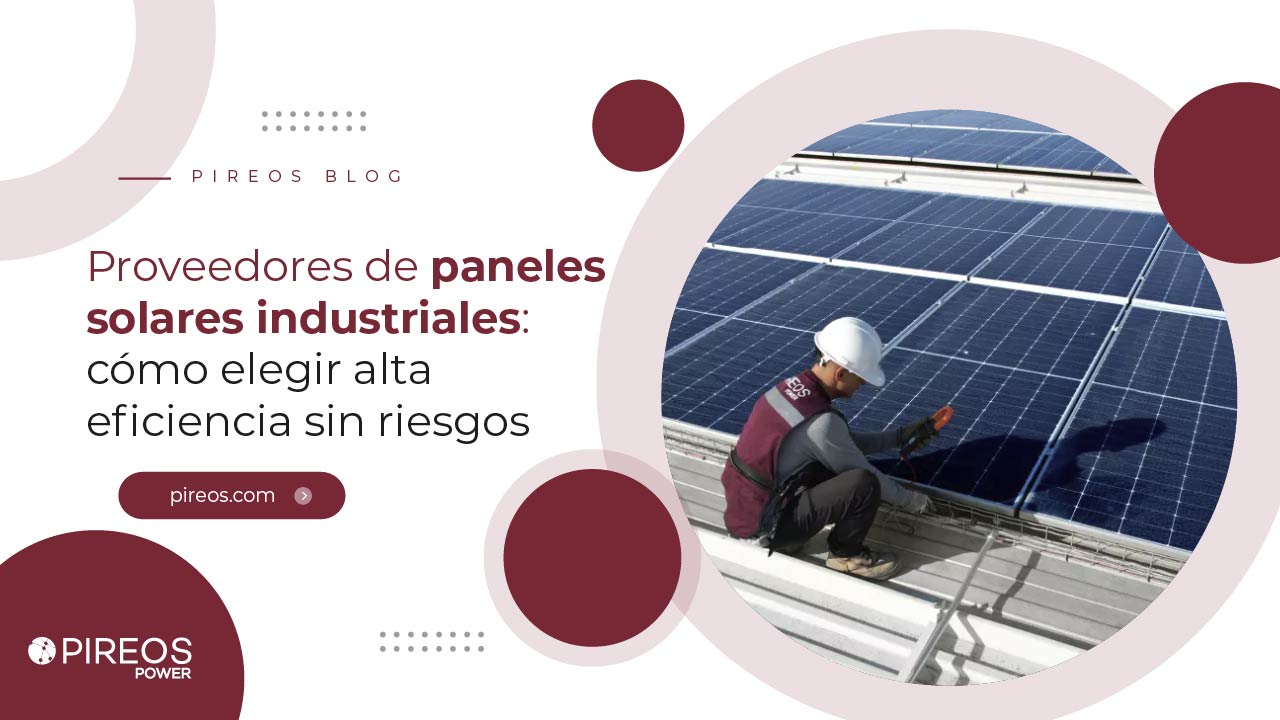 Ingenieros de Pireos Power instalando paneles solares de alta eficiencia en el techo de una planta industrial en Ciudad de México para garantizar resiliencia energética.